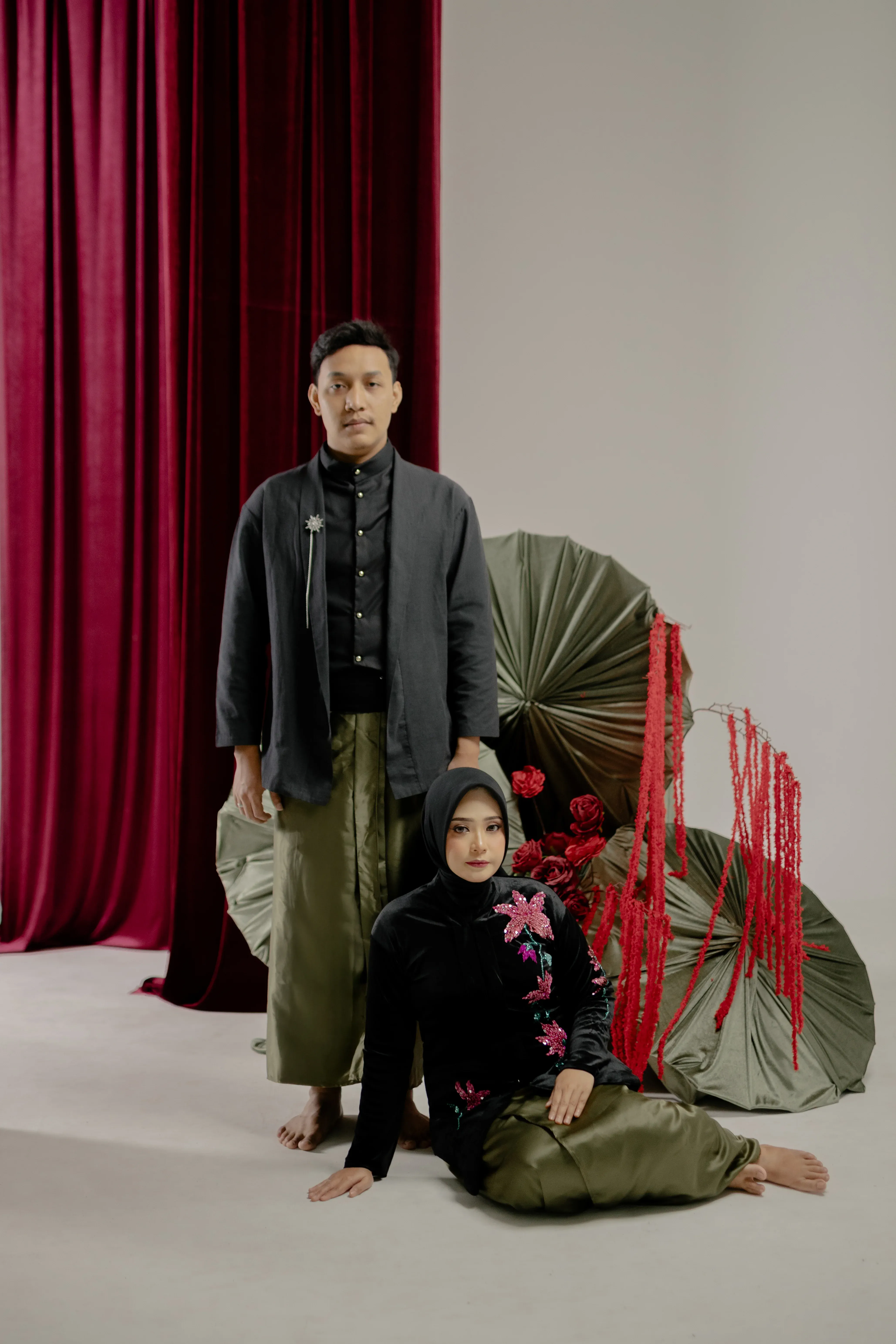 Bludru Kebaya - Payet bunga merah besar - 1