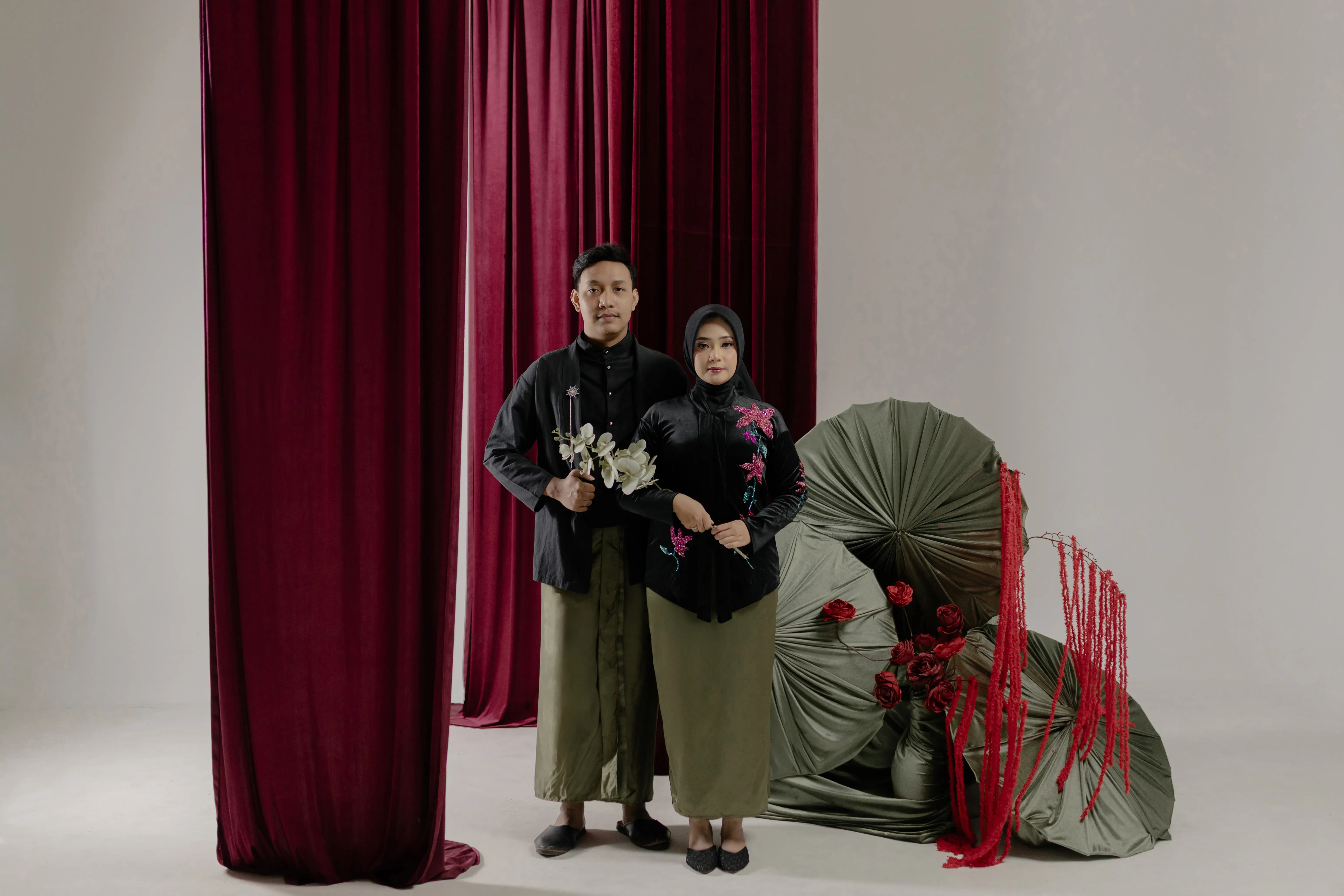 Bludru Kebaya - Payet bunga merah besar - 3