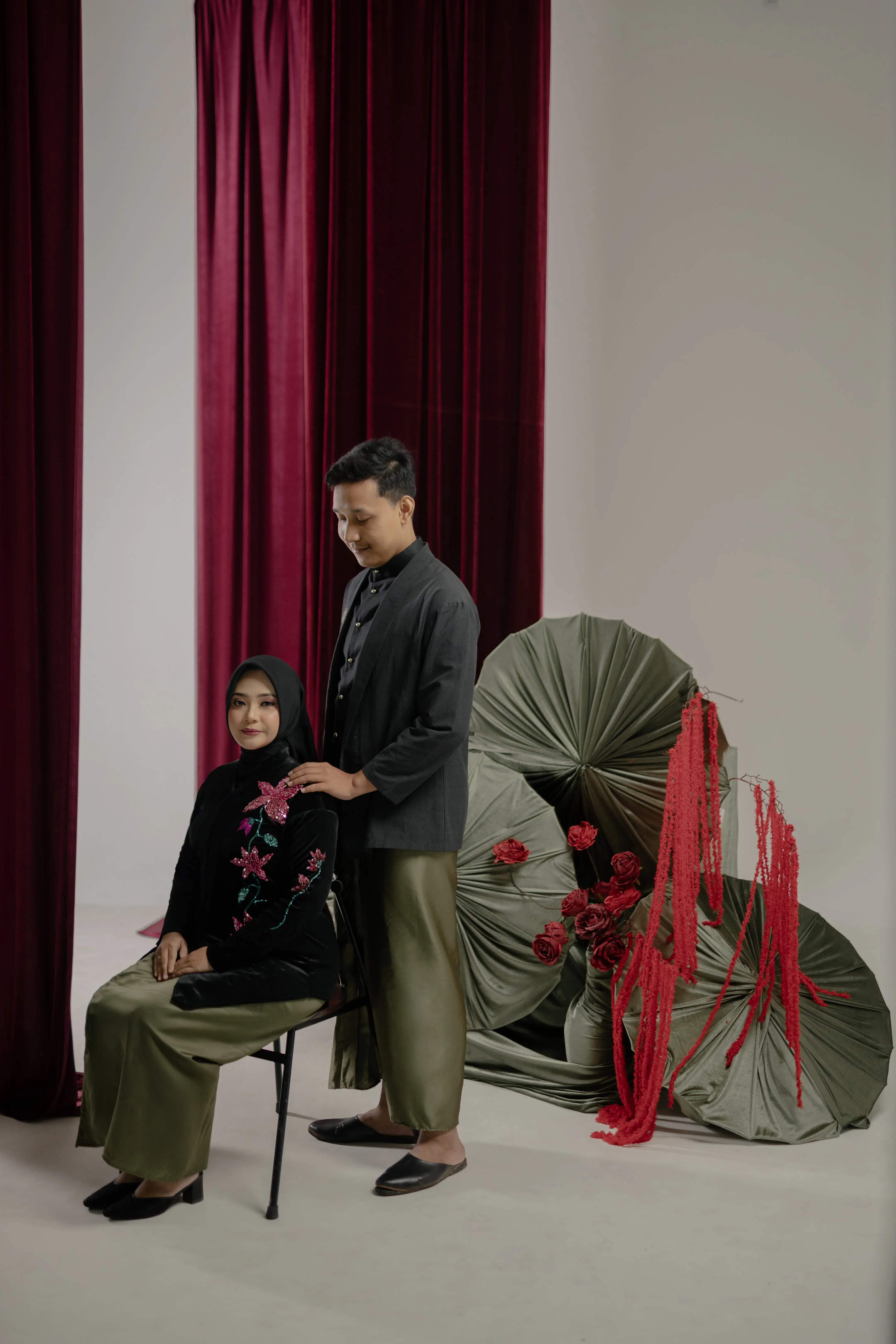 Bludru Kebaya - Payet bunga merah besar - 4