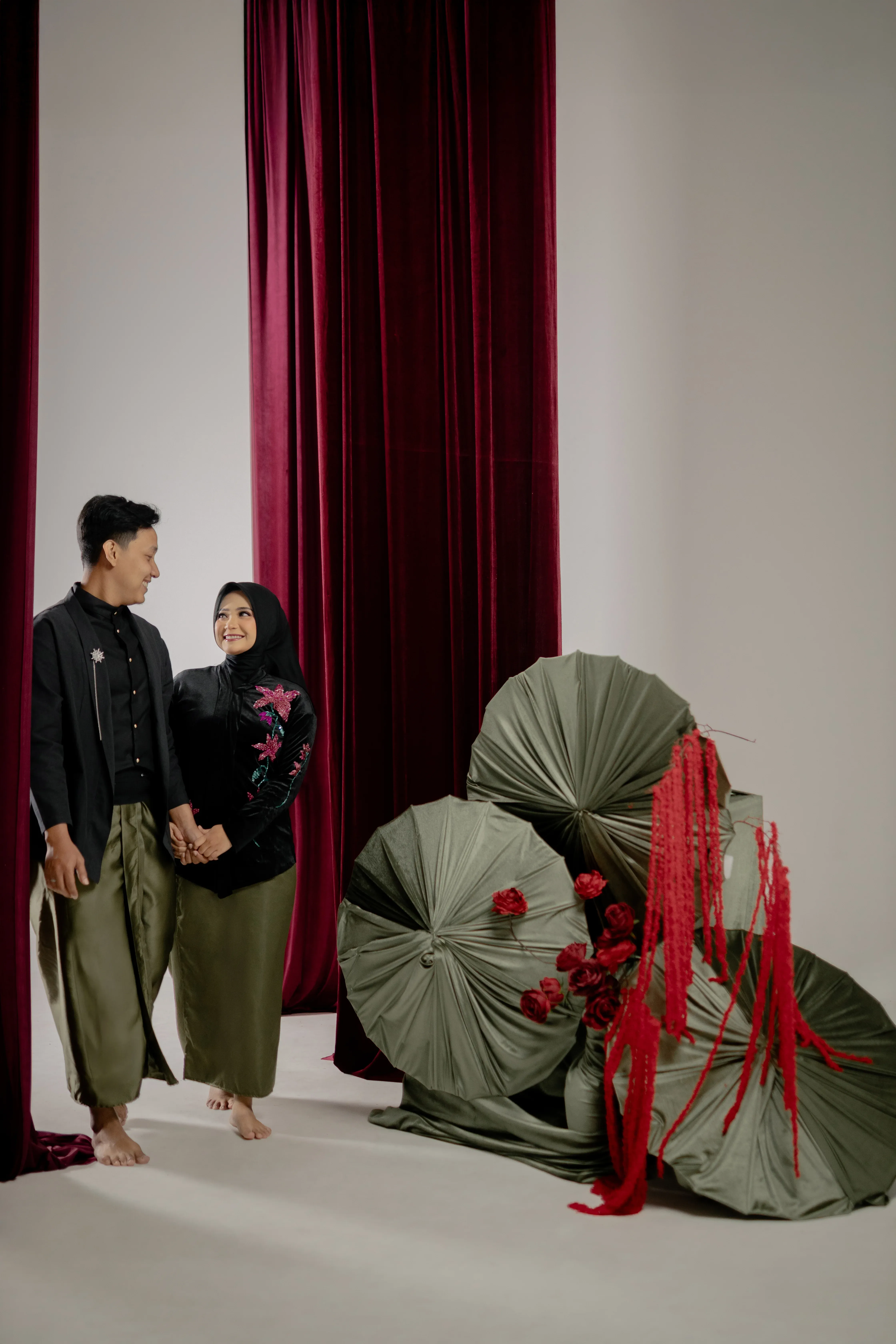 Bludru Kebaya - Payet bunga merah besar - 5