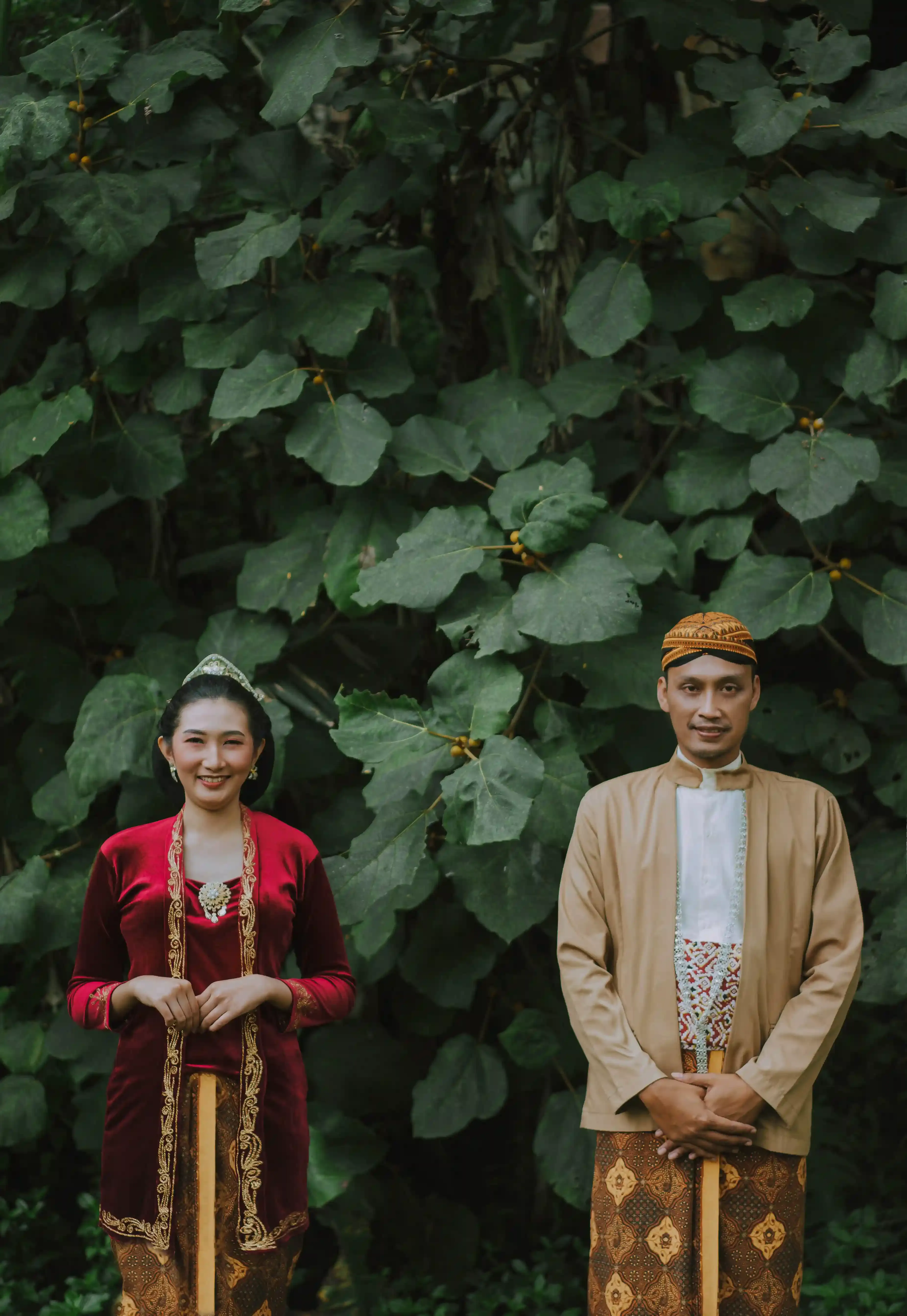 Bludru Merah Kutubaru Bordir Panjang - 1