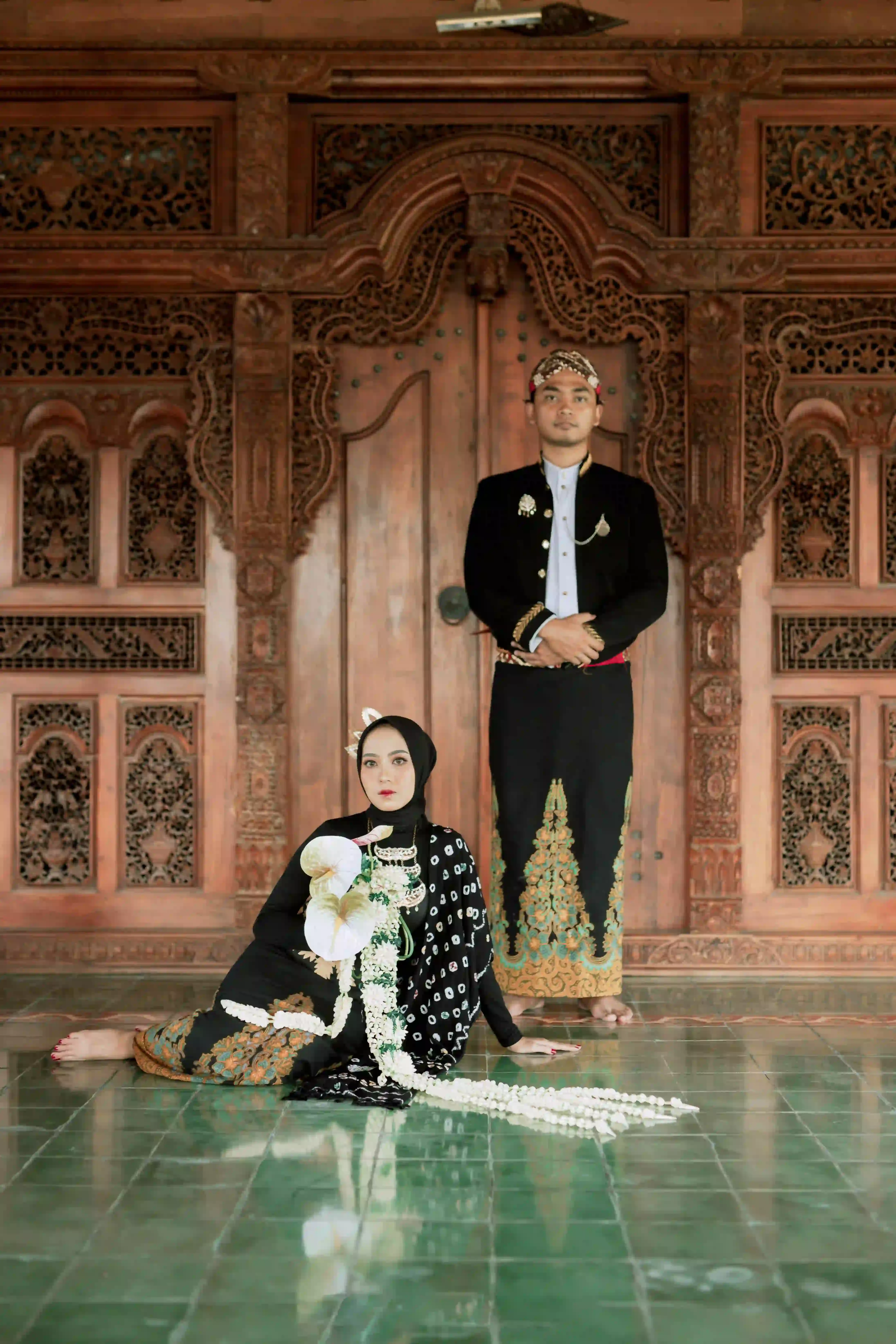Ratri - hitam bunga emas - 6