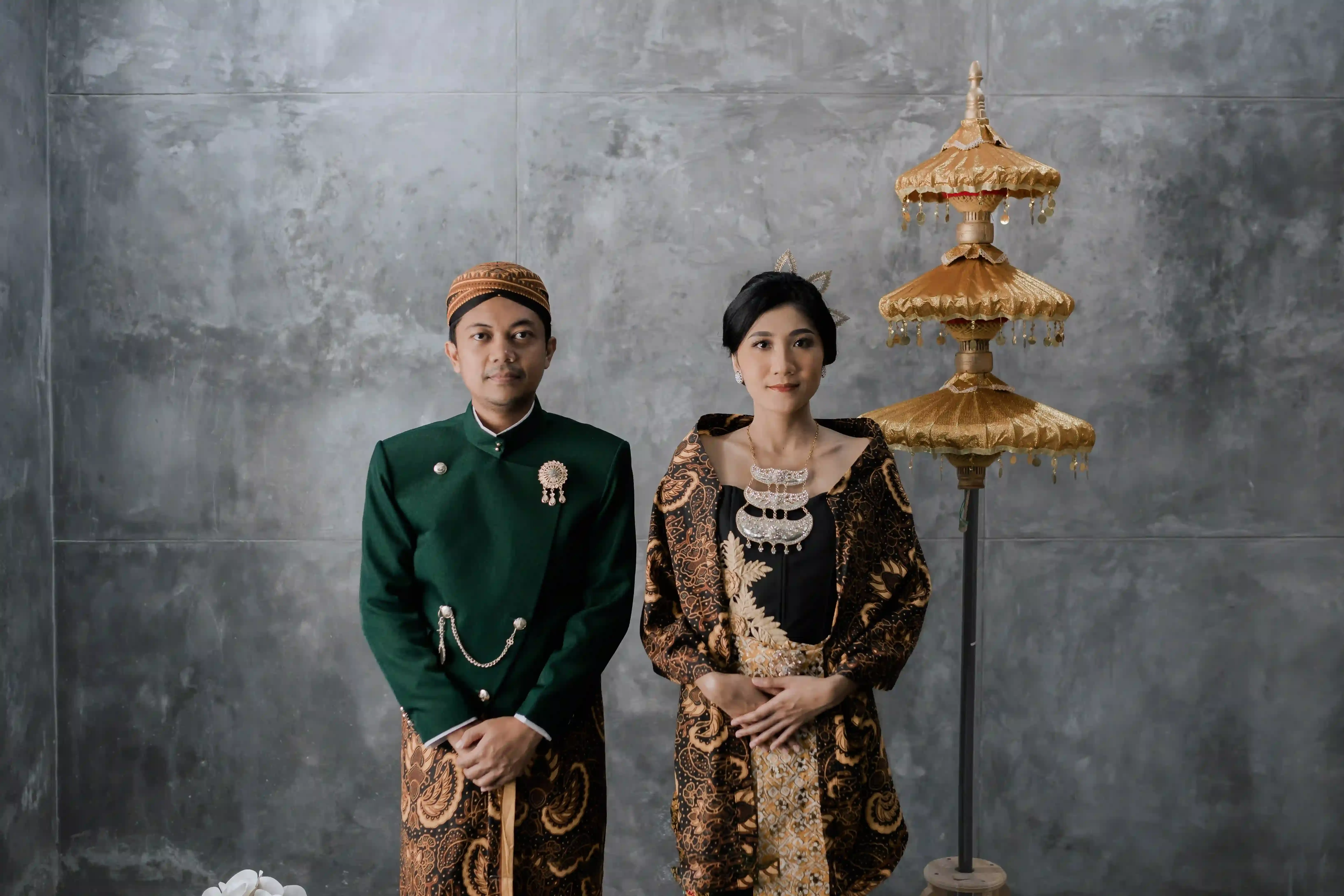 Ratri - hitam bunga emas - 2
