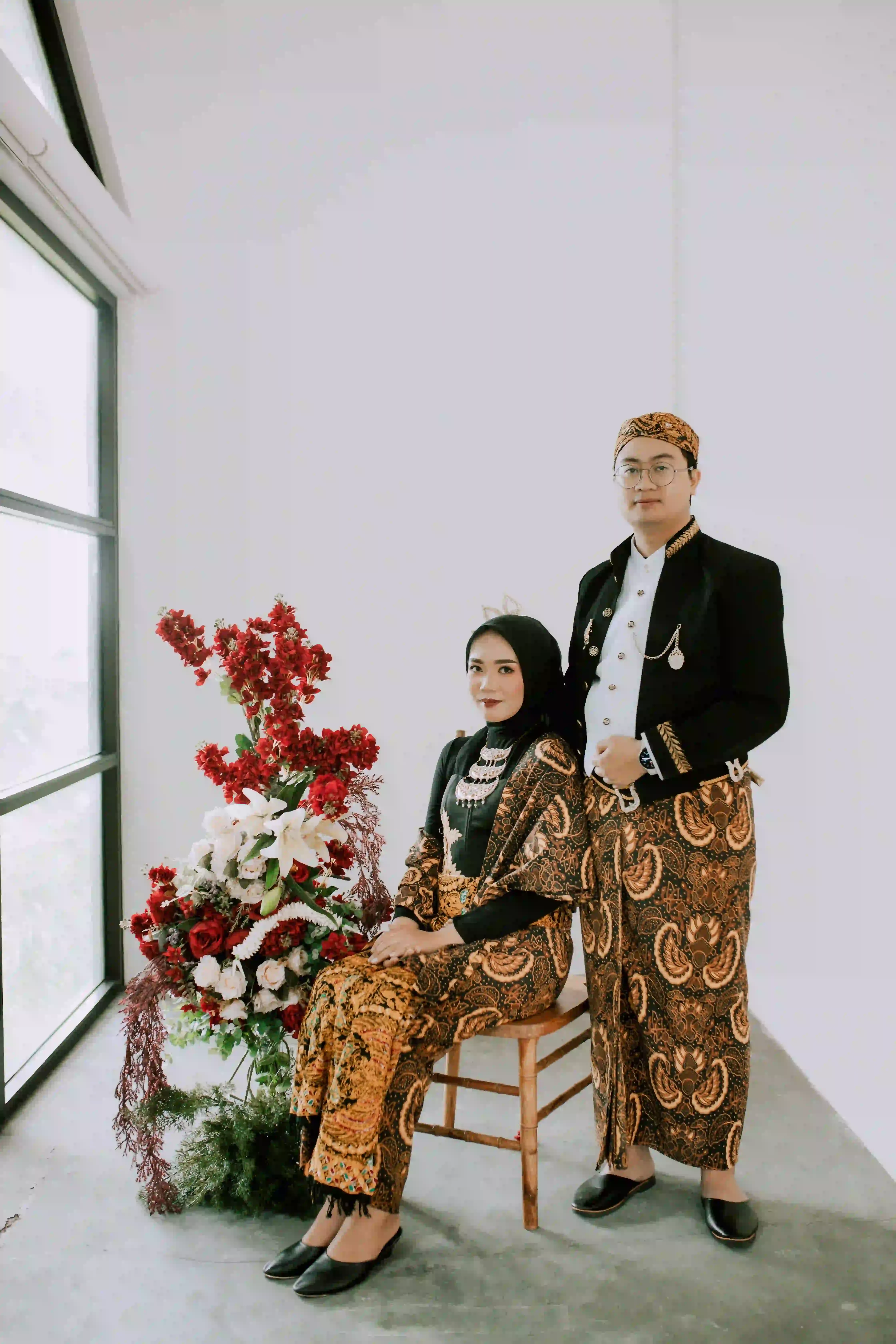 Ratri - hitam bunga emas - 1