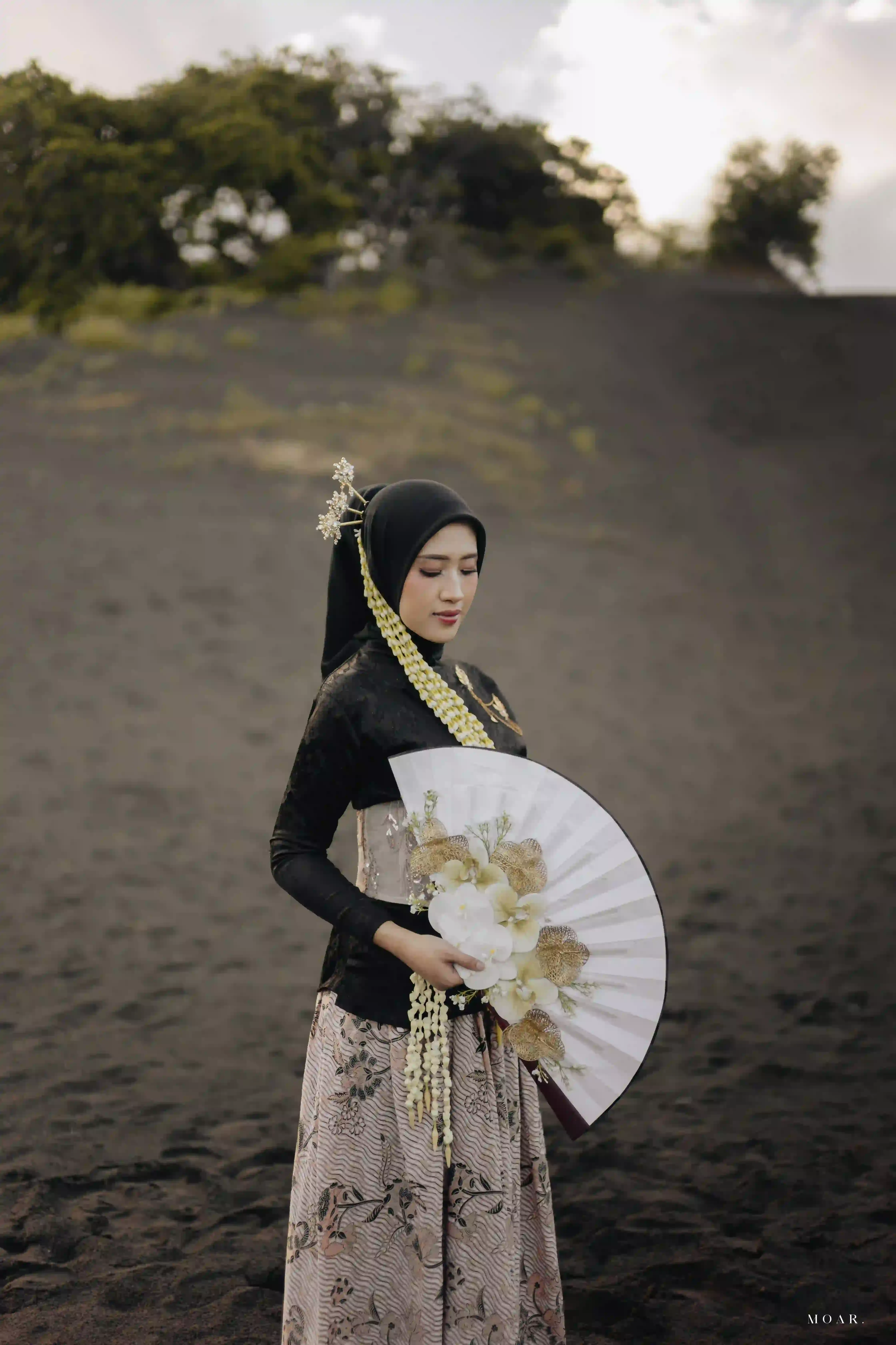 Kipas Putih Bunga Putih & Gold